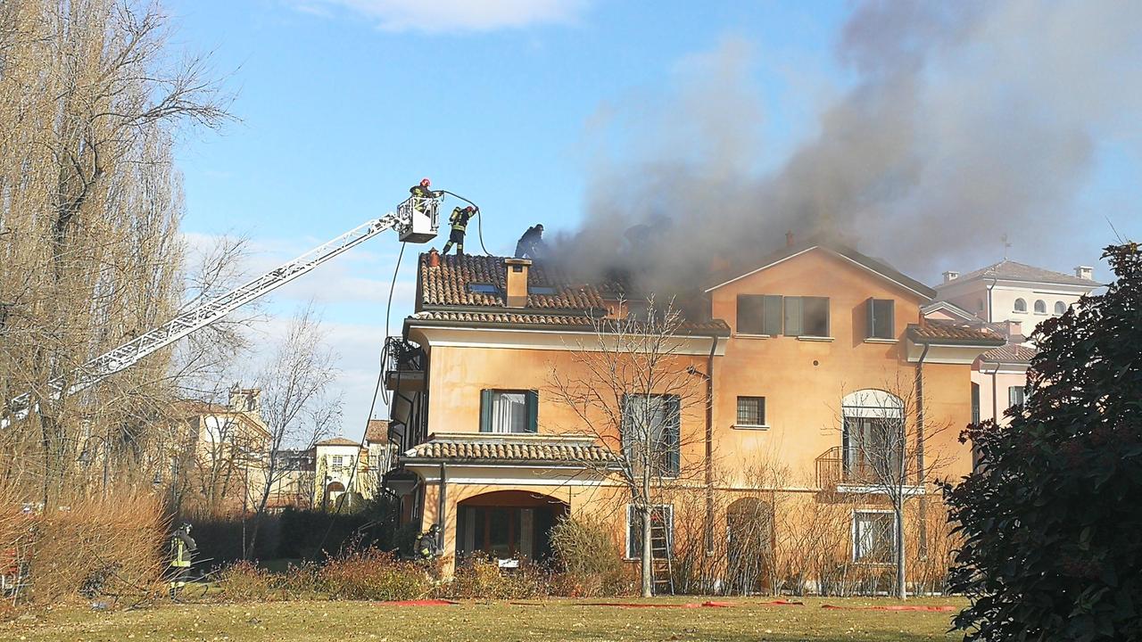 Sassuolo, attico in fiamme in pieno centro