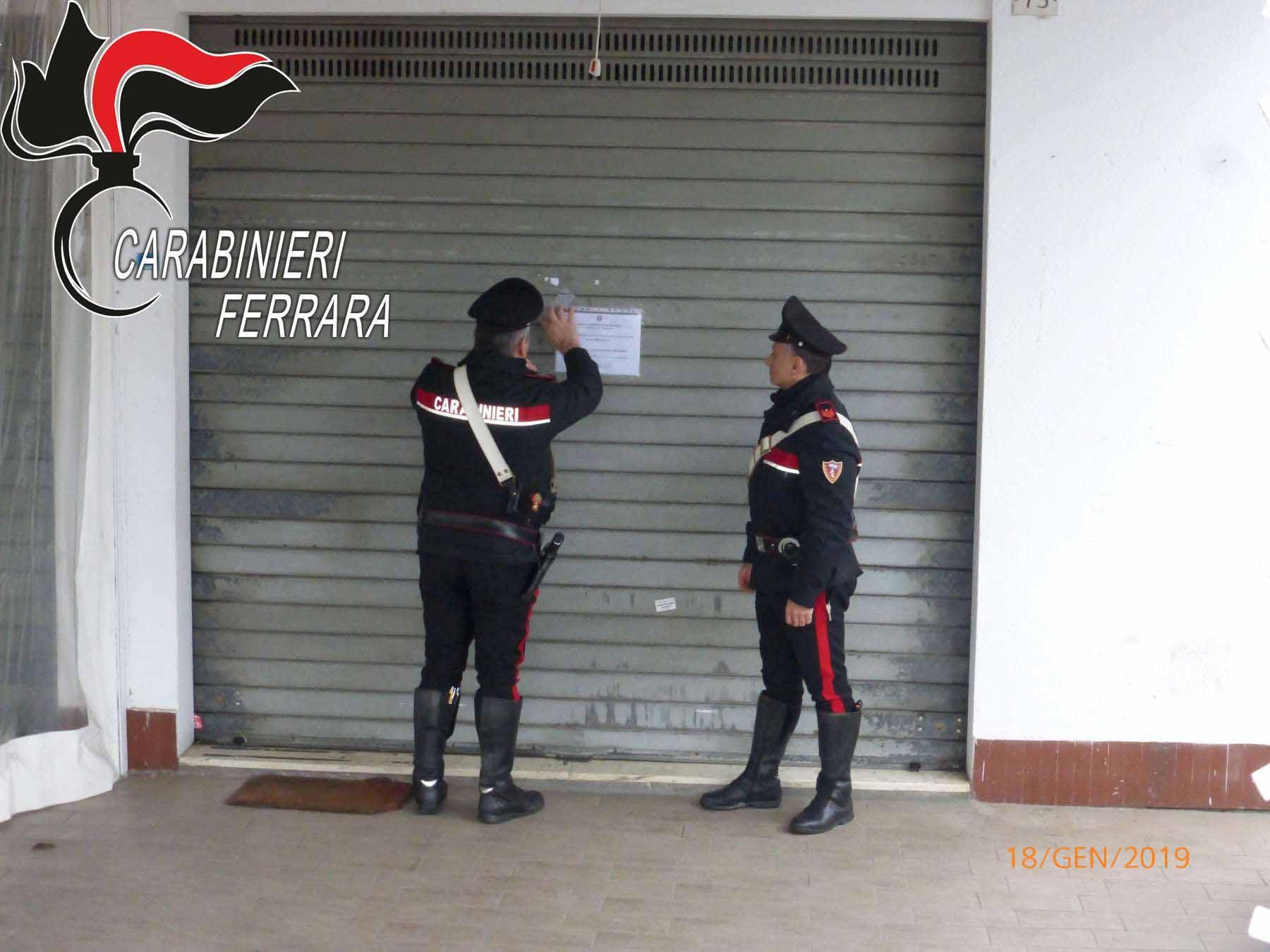 I carabinieri mentre affiggono il provvedimento di chiusura sulla saracinesca del Bar Anna
