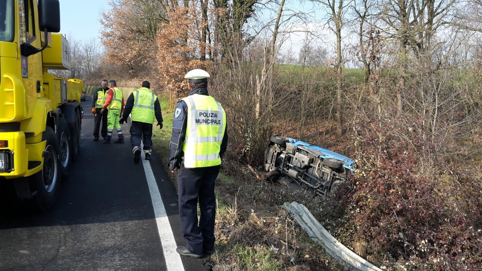 Uno dei mezzi finito fuori strada