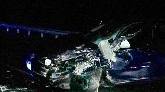 Una delle auto finite fuori strada nell'incidente sulla tangenziale a Quattro Castella