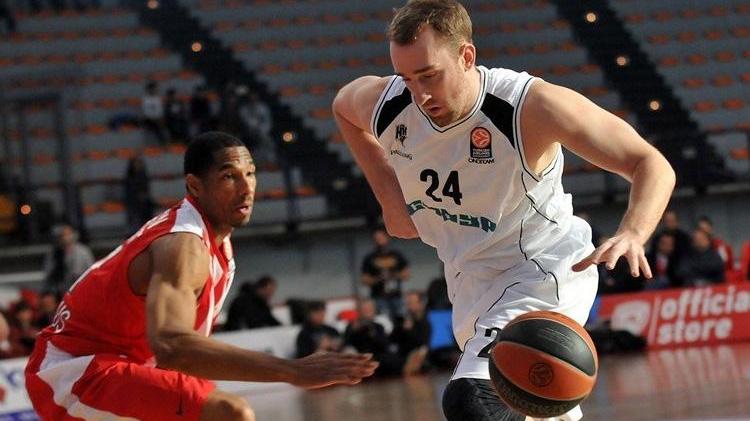 Rihards Kuksiks (a destra) non potrà essere schierato dalla Baltur nel derby con la Bondi