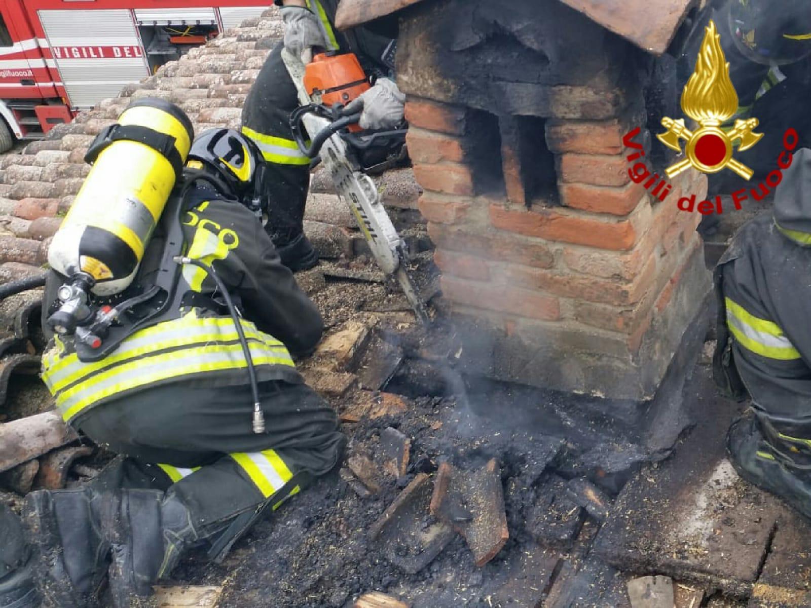 La canna fumaria si surriscalda, brucia il tetto di una casa a San Faustino