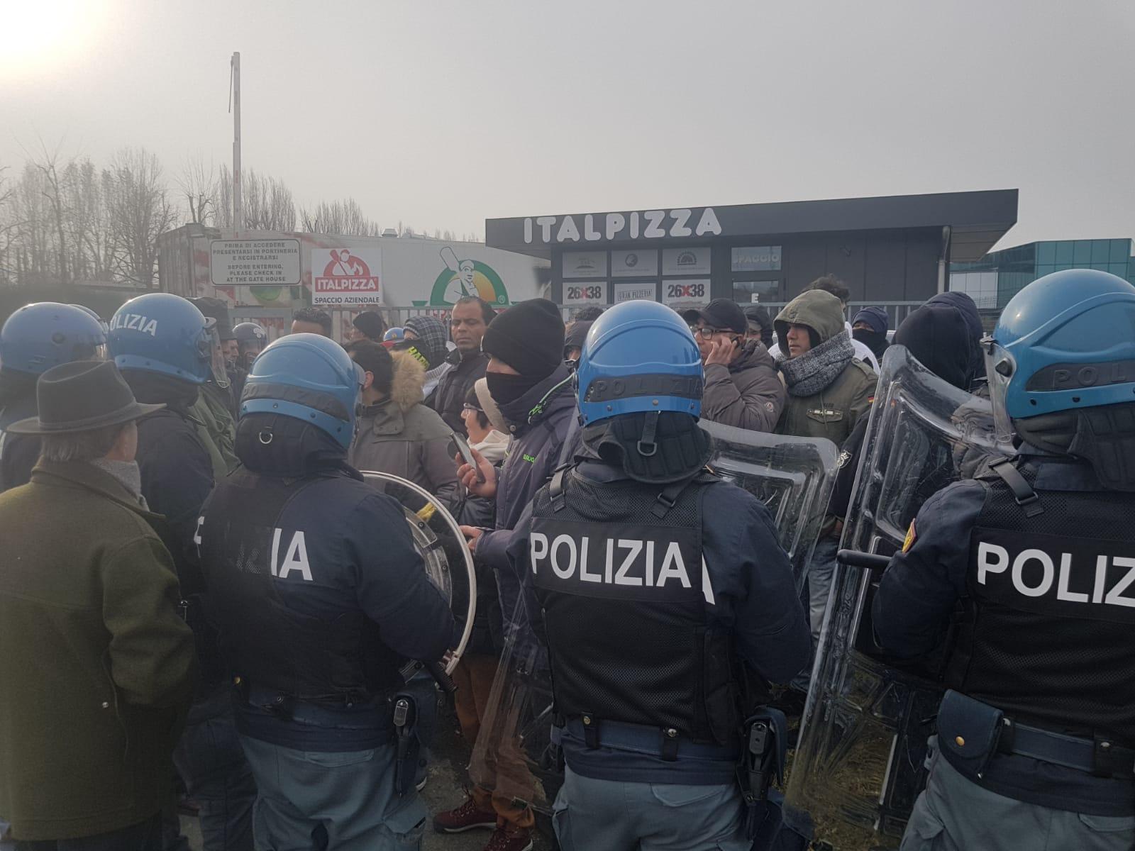 San Donnino. Caso Italpizza, tornano le proteste davanti allo stabilimento. Strada Gherbella chiusa