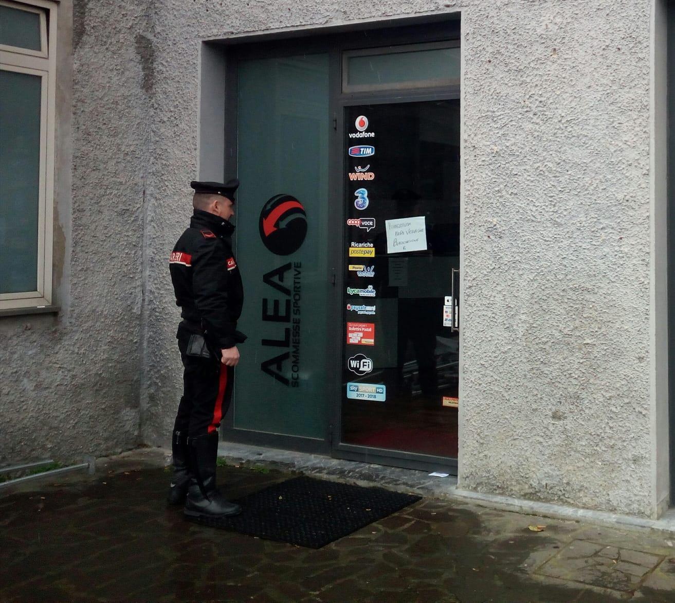Negozio trasformato in una sala scommesse abusiva, 28enne denunciato