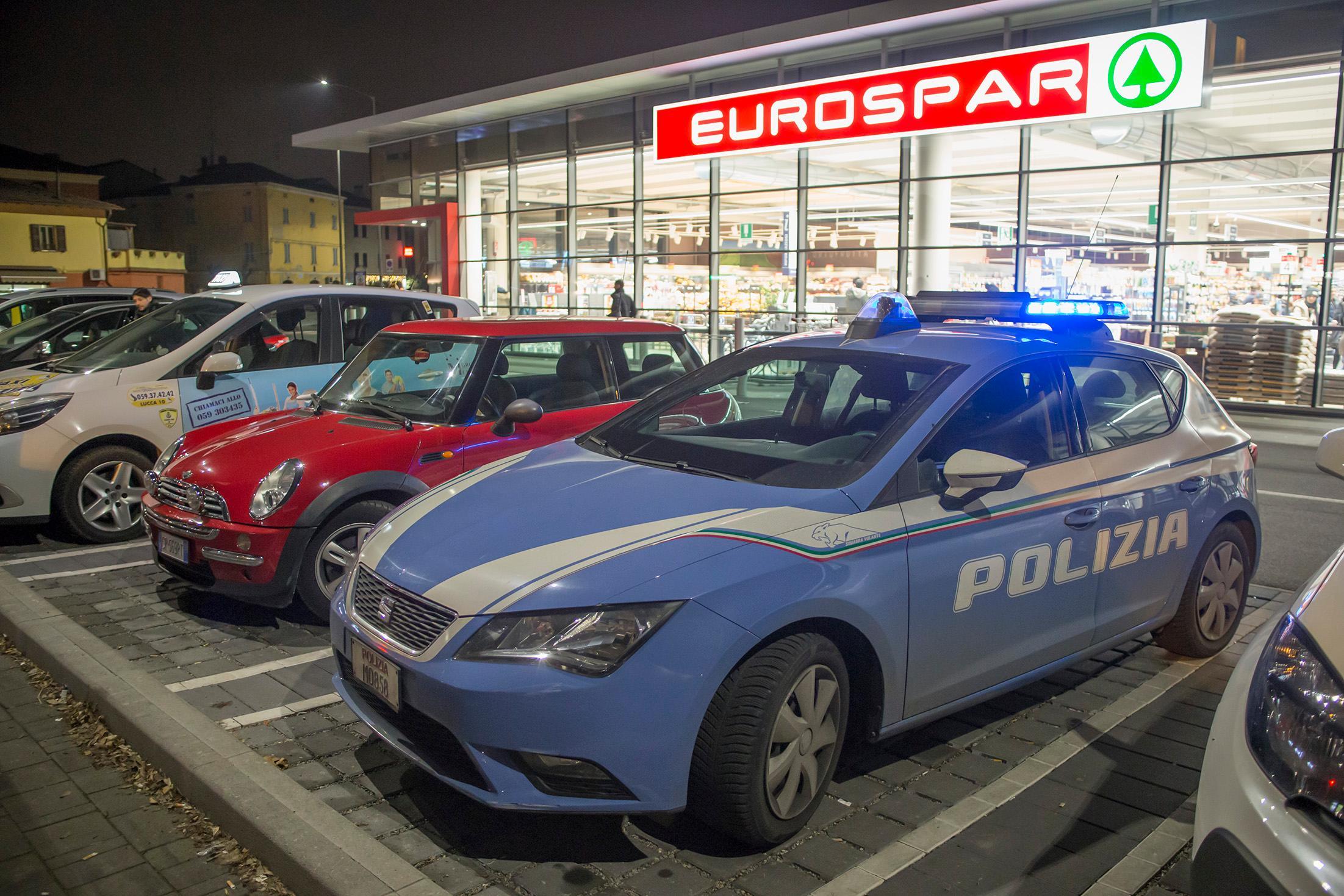 Modena, finge di avere una pistola e rapina l’Eurospar 