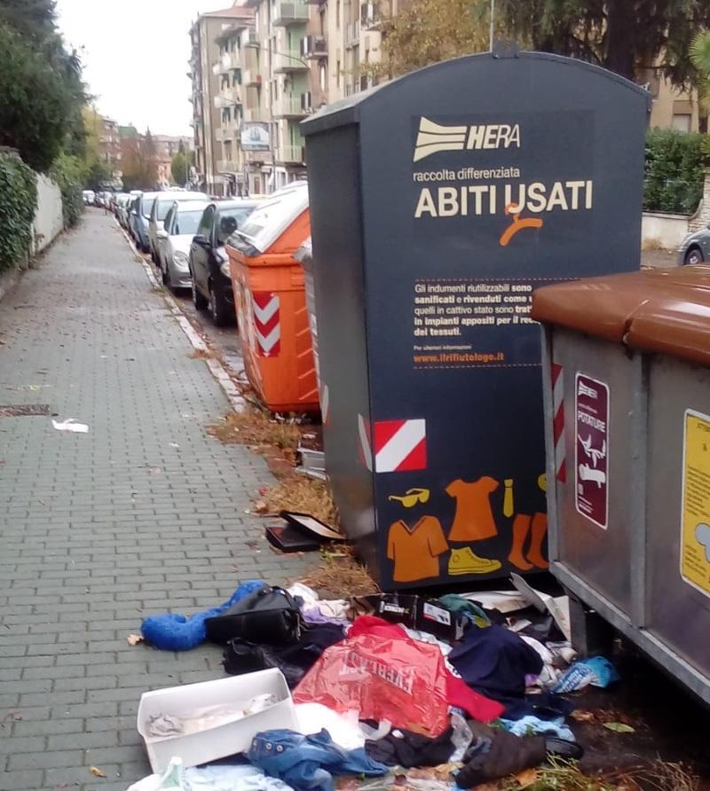Un contenitori di vestiti usati