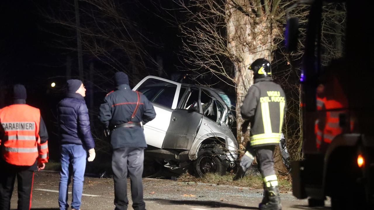 L'auto di Andrea Beccati contro il platano e i soccorritori