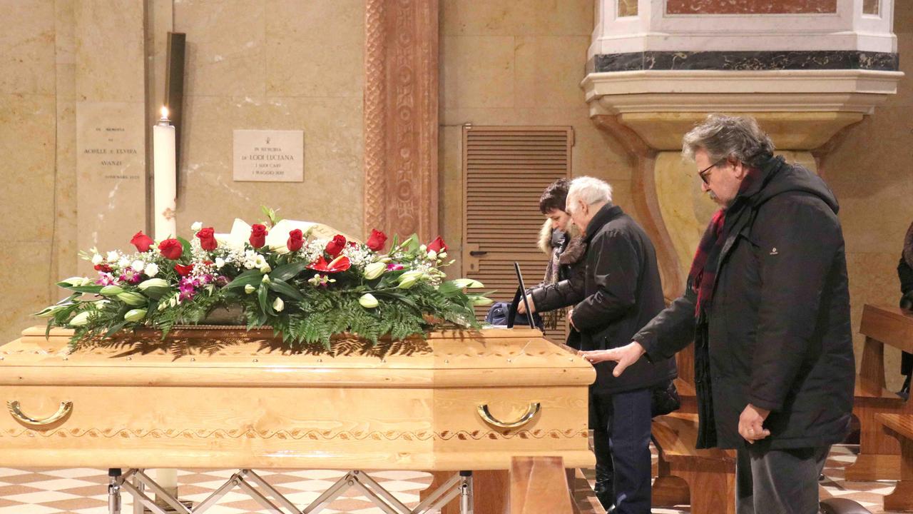 Il feretro del notaio Mauro Mestieri