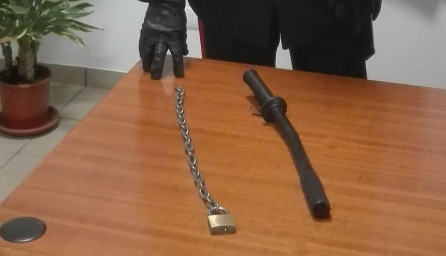 Mirandola, in auto con manganello e catena in ferro: denunciati