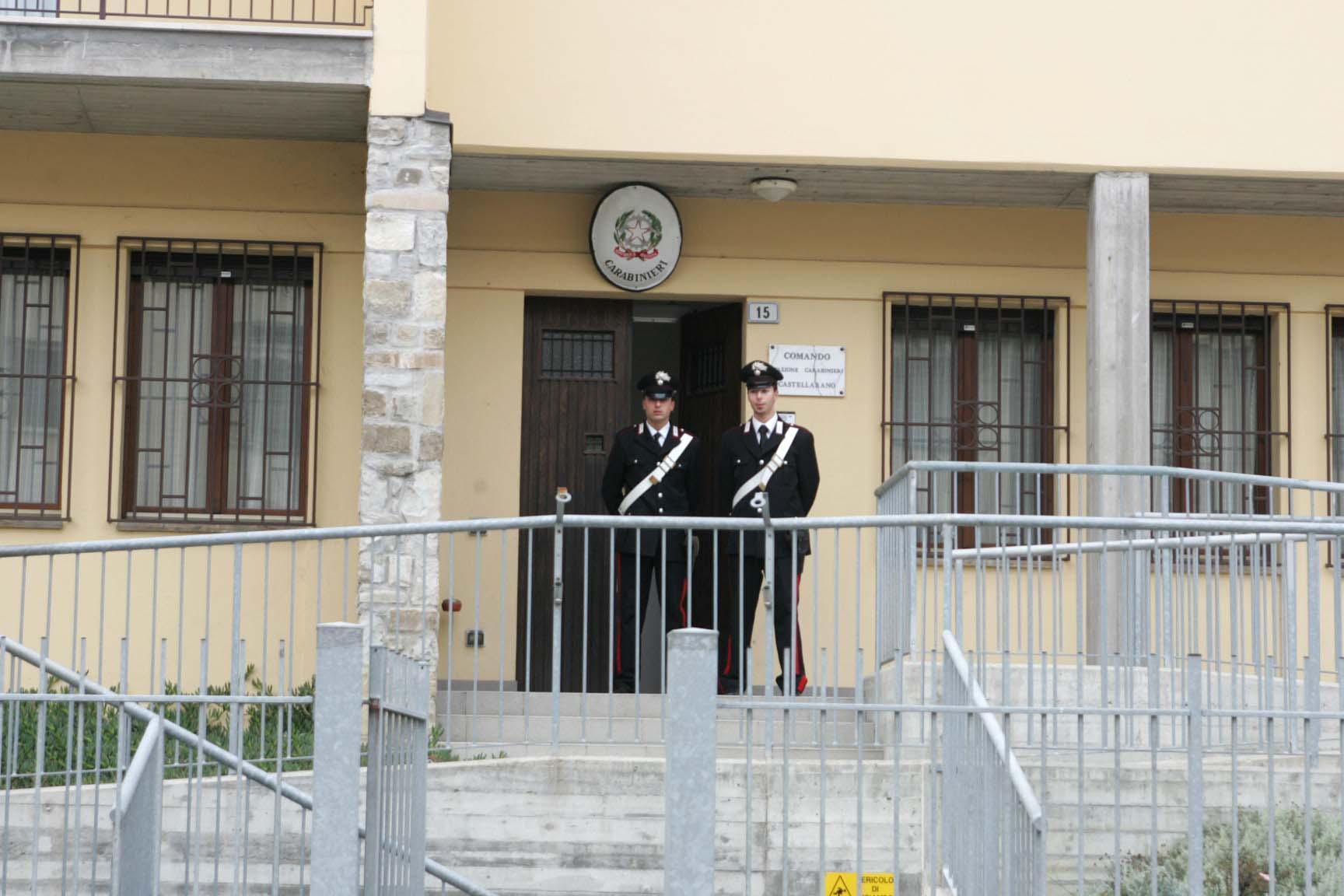 Con la promessa di matrimonio gli spillano oltre 10mila euro, denunciati madre e figlio