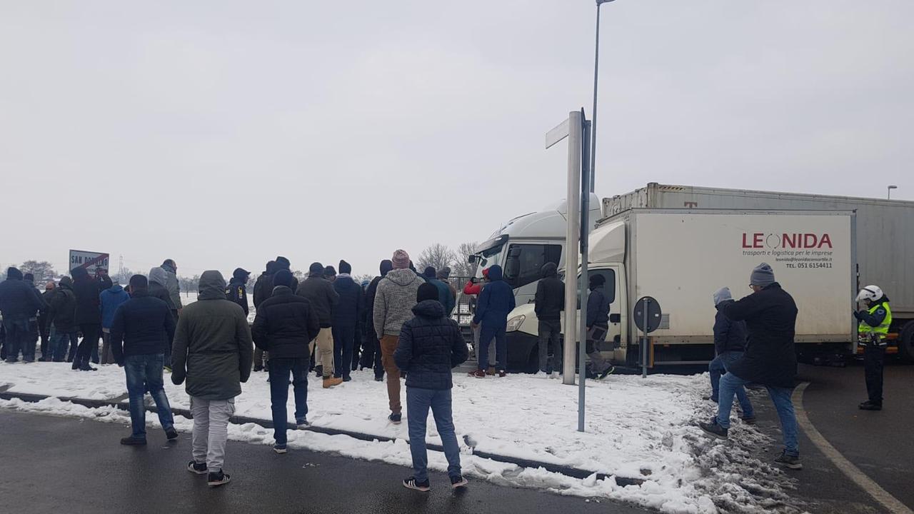 Modena, Italpizza: ancora scontri e disagi alla viabilità. Vignolese chiusa a lungo. Tre manifestanti fermati