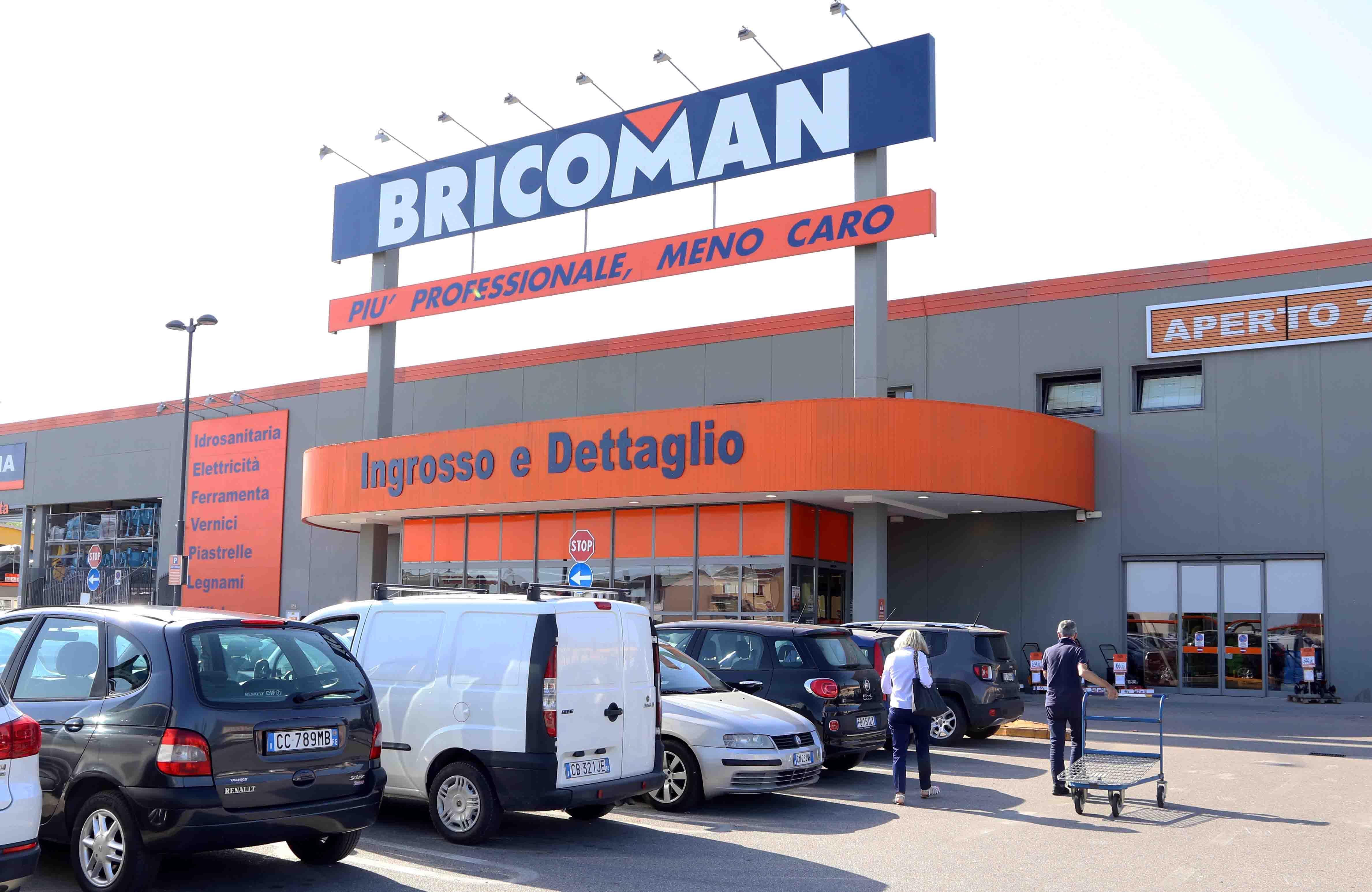 Fa incetta di superalcolici e non li paga, arrestata. Scarta la merce e la nasconde in tasca, denunciato 