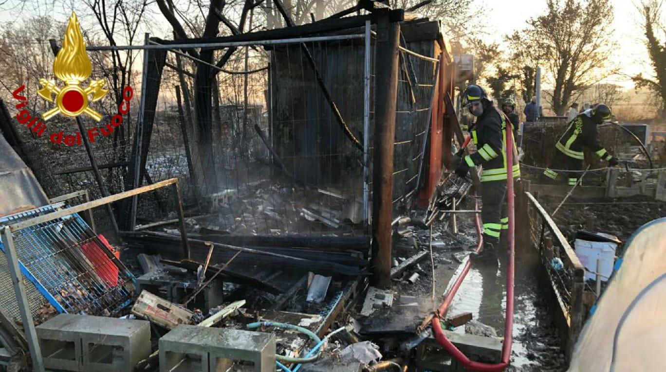 I vigili del fuoco a Taneto durante le operazioni di smassamento del deposito degli attrezzi distrutto dal fuoco