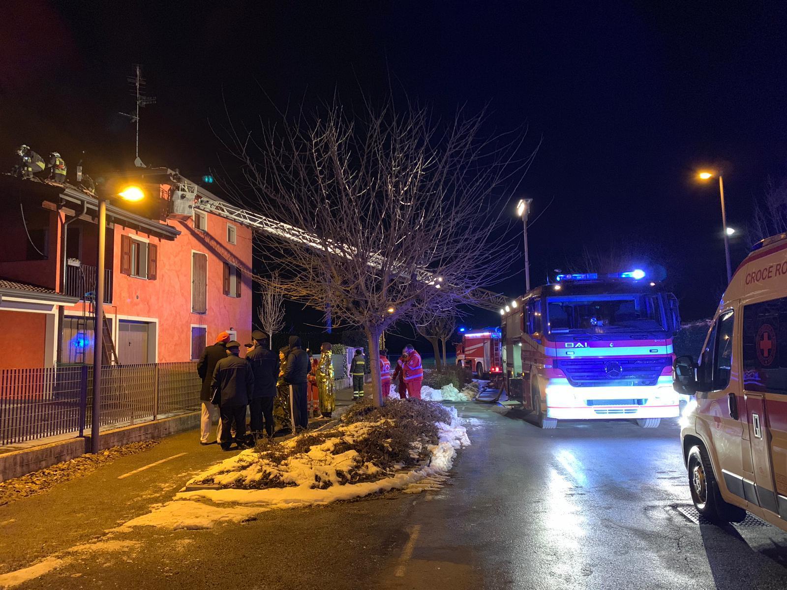 Sigaretta dimenticata accesa, brucia il tetto del condominio