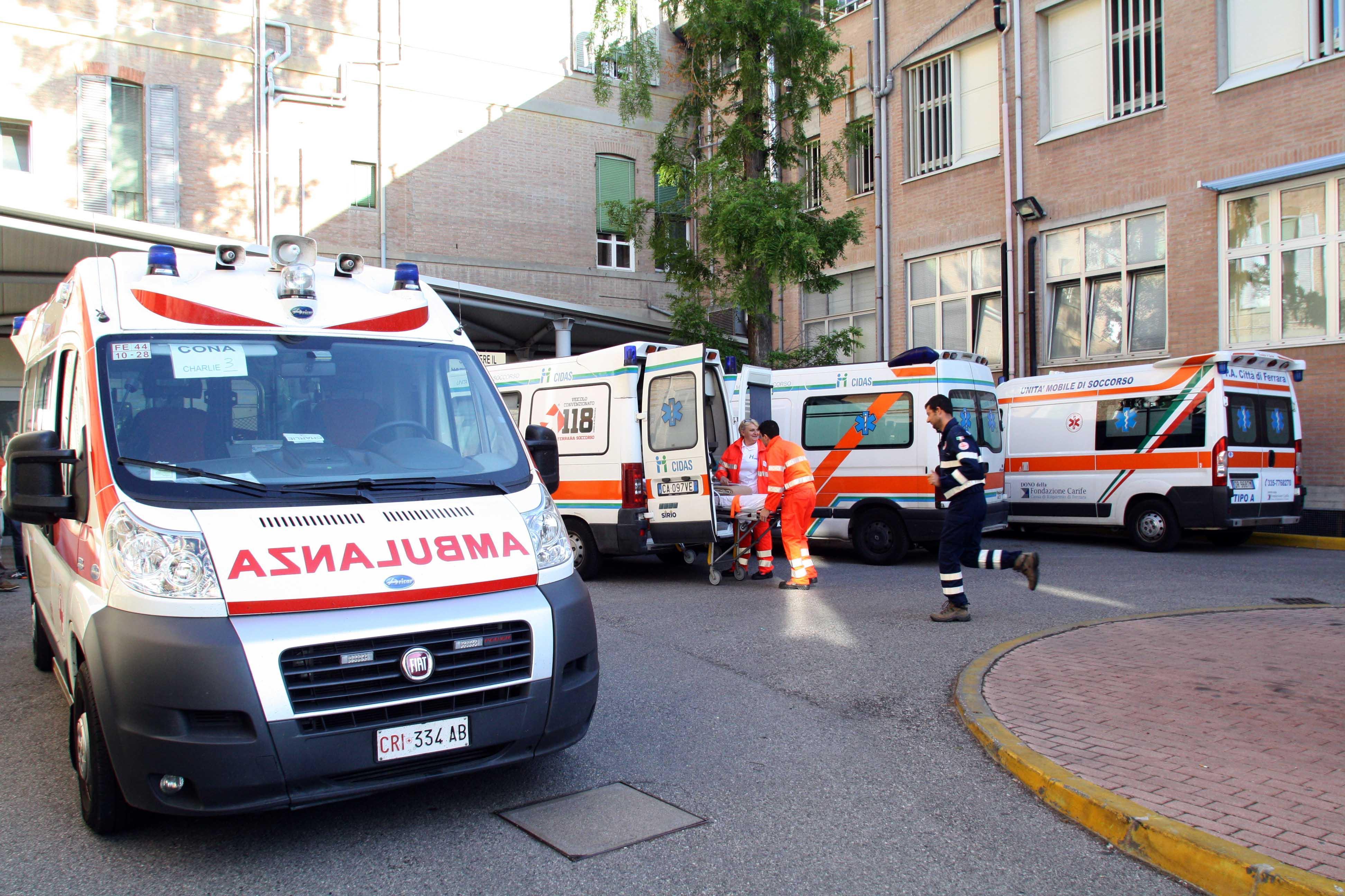 Ambulanze al lavoro nell'area emergenza dell'ex Sant'Anna