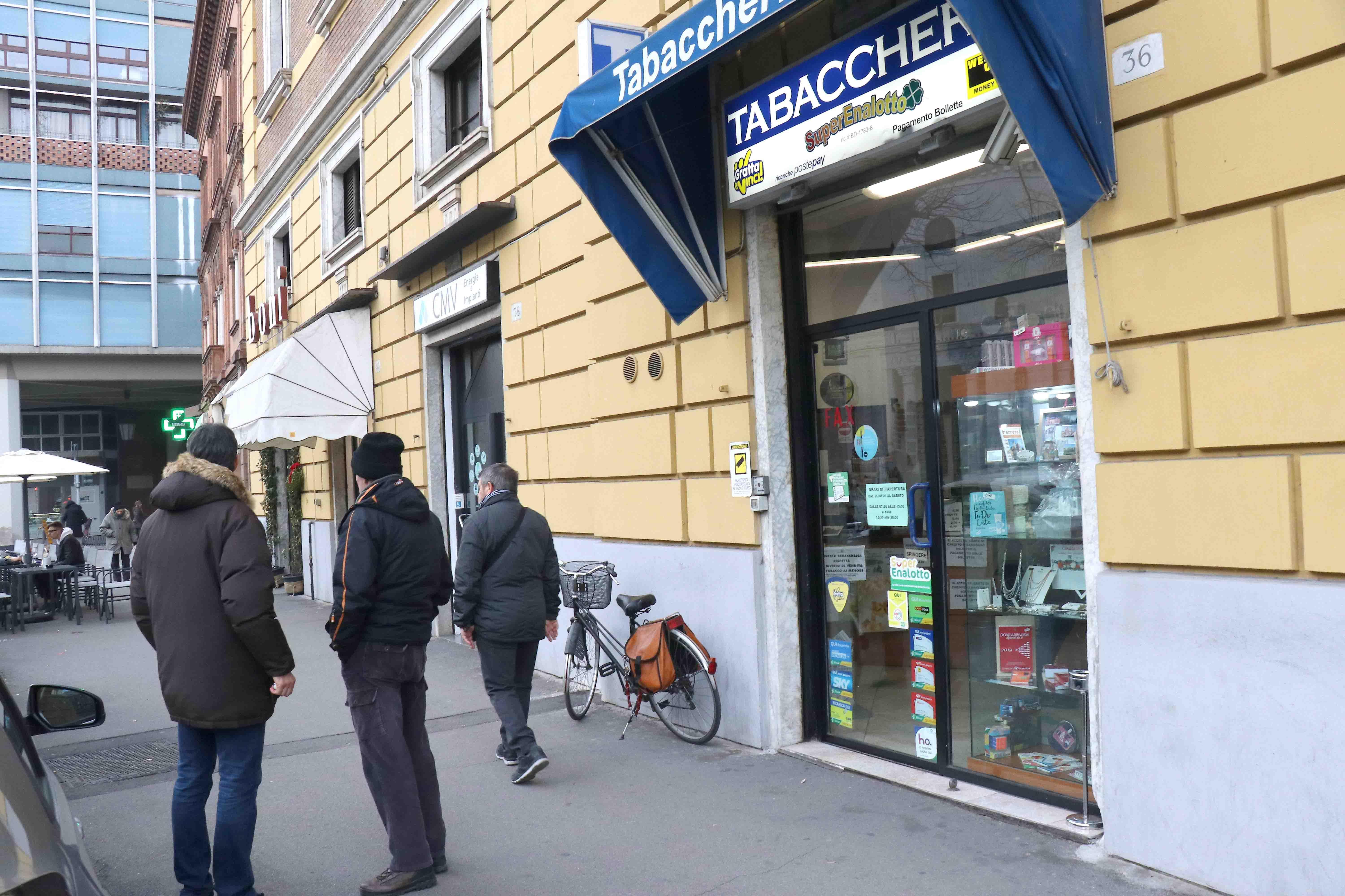 Tabaccaia denuncia: presa a calci e rapinata di 8mila euro 