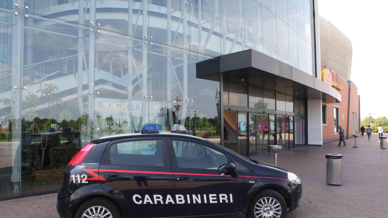 Reggio Emilia, ruba un espositore con 15 orologi ma viene filmato: denunciato
