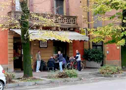 Il bar Commercio di via Amendola a Campegine