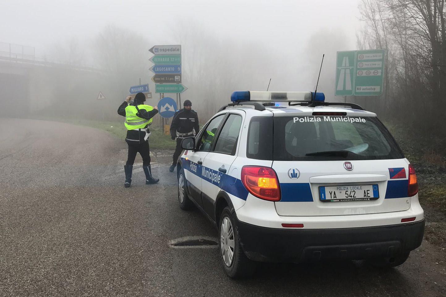 Una pattuglia della polizia locale allo svincolo della superstrada