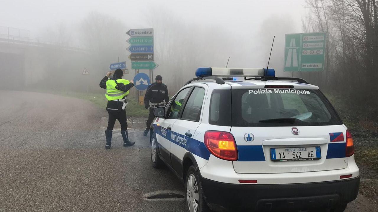 Una pattuglia della polizia locale allo svincolo della superstrada