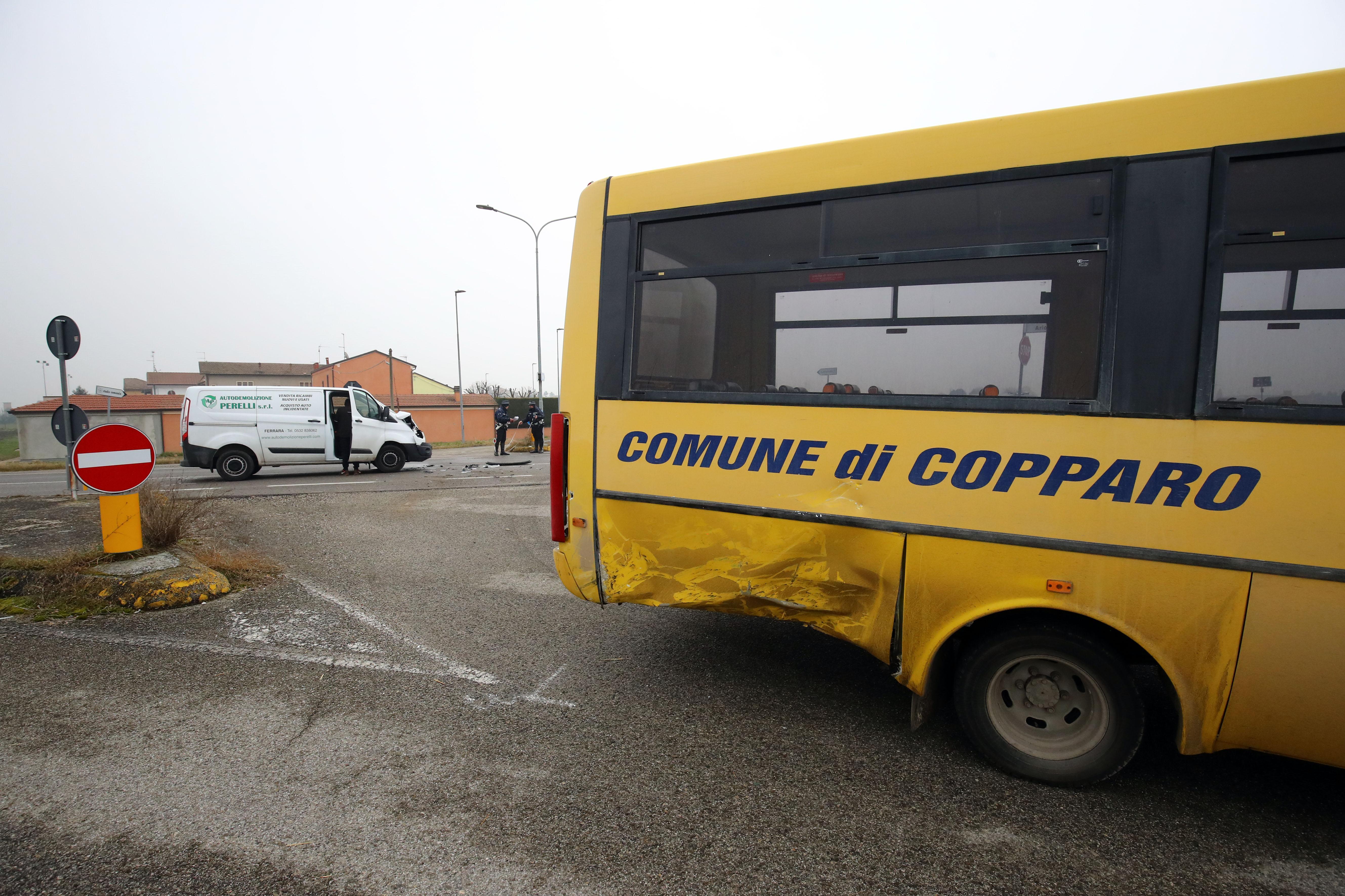 Lo scuolabus e il furgone coinvolti nell'incidente