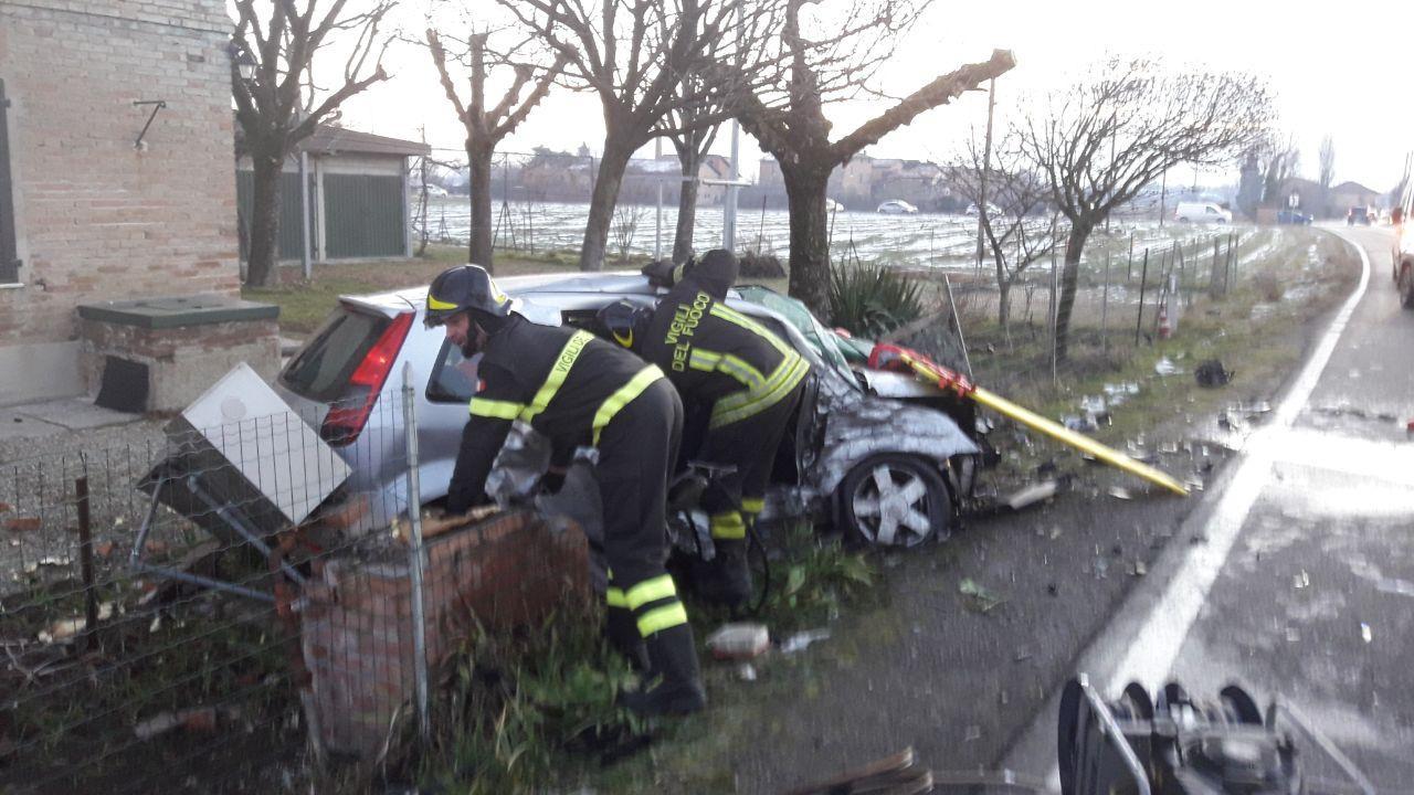 Formigine: schianto all'incrocio tra due auto: due feriti