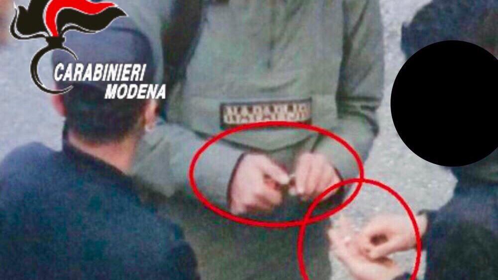 Carpi, vende cocaina a un giovane vicino a scuola: arrestato