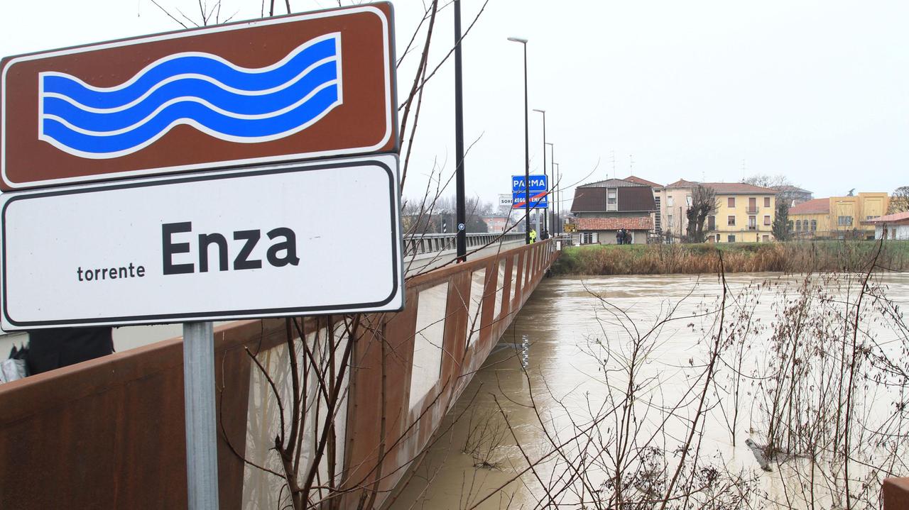 Fiume Enza, arriva il colmo della piena: scatta l'allerta