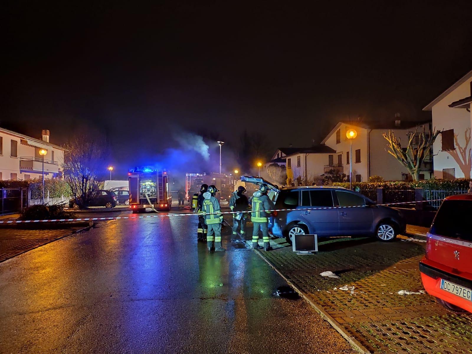 Reggio Emilia, incendiate quattro auto nella notte: il rogo è doloso 