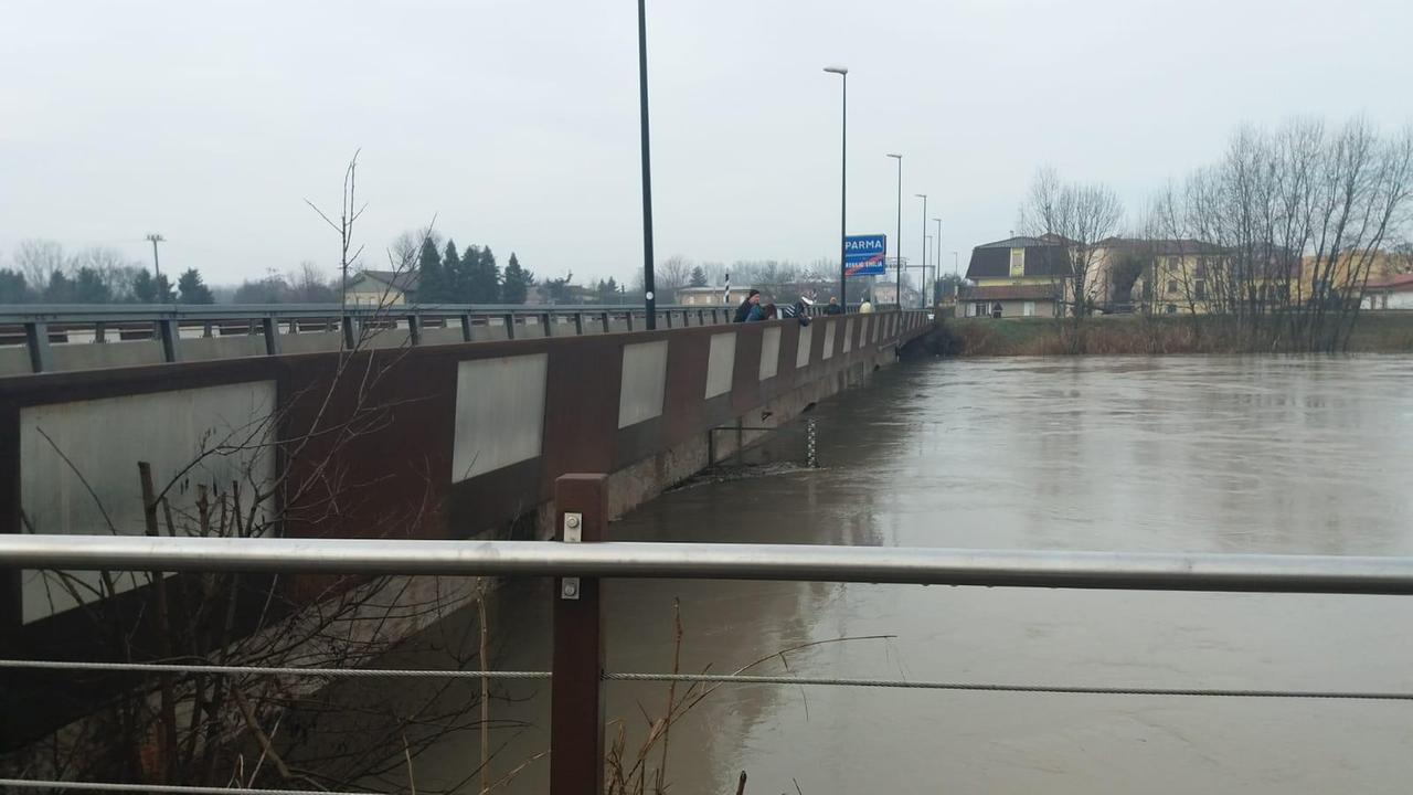 Meteo, allerta rossa per le piene dei fiumi: a Lentigione cittadini invitati a stare ai piani alti