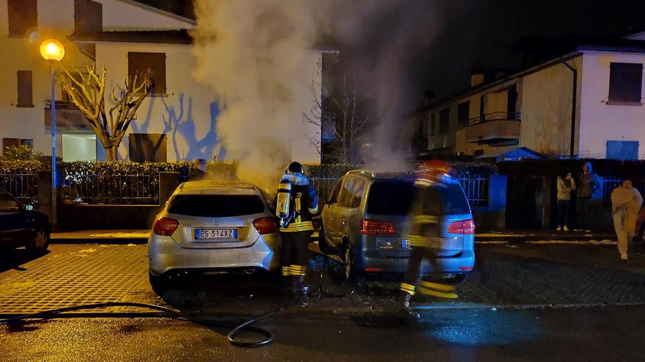 Attentato incendiario a Cadè, i residenti con gli estintori in mano avvolti da fumo e cenere