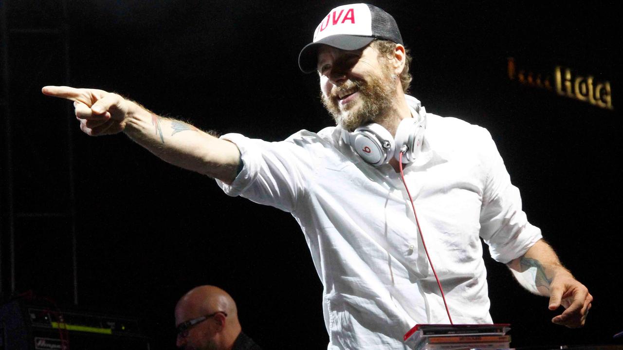 Jovanotti in versione Dj a Ferrara nel 2011