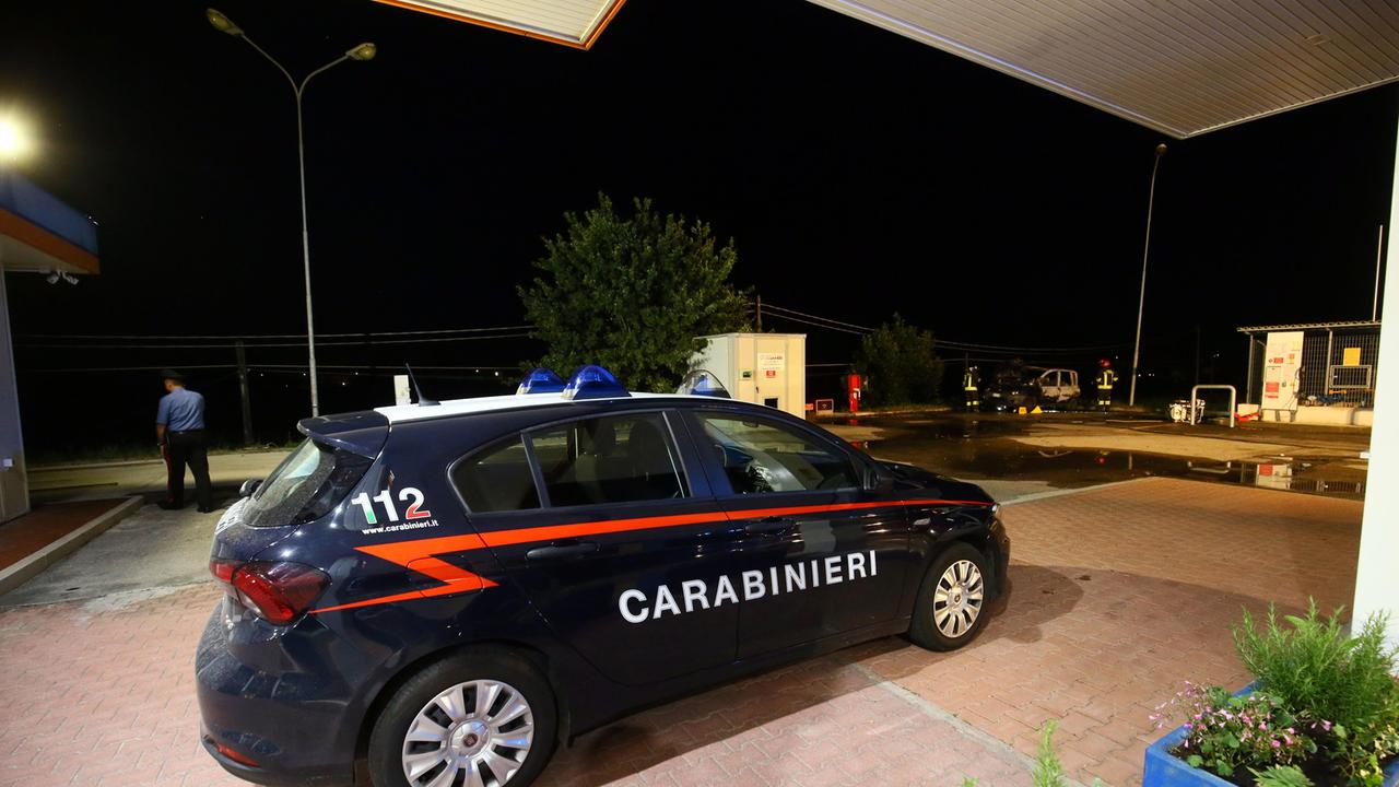 "Pesca" banconote dalla colonnina del distributore: denunciato
