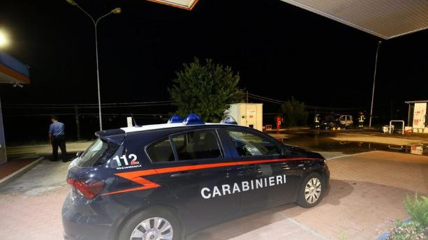 Rubava banconote "pescandole" dal self service dei distributori