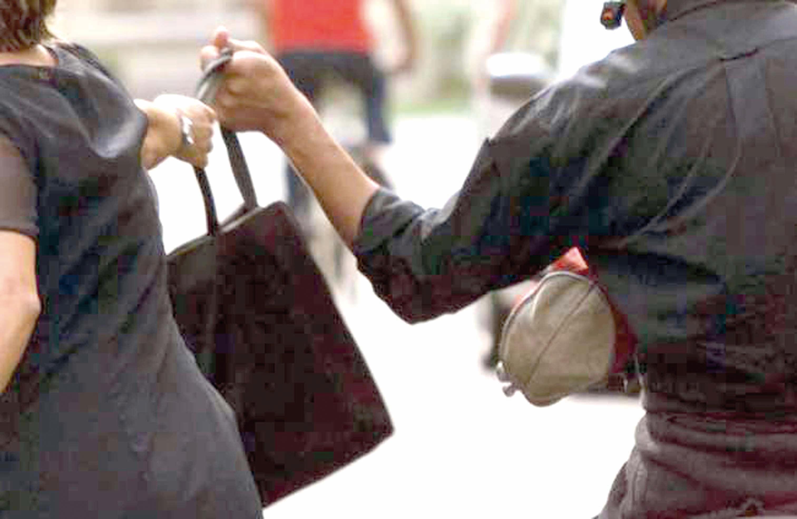 Chiude il negozio e le strappano la borsa con tutto l’incasso