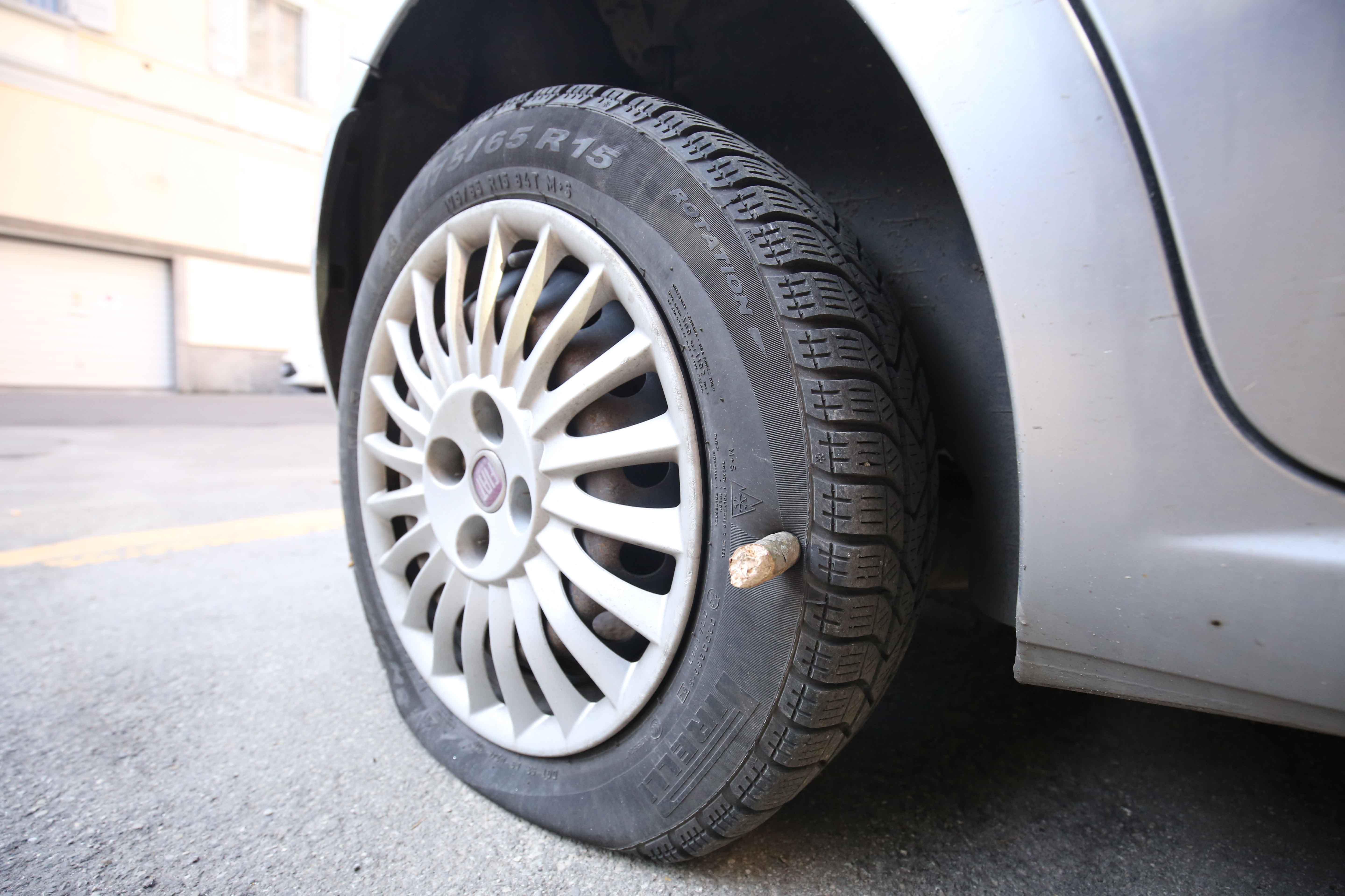 Vergogna a Reggio Emilia, vandali forano la ruota dell’auto di una disabile parcheggiata in centro sulle strisce gialle 
