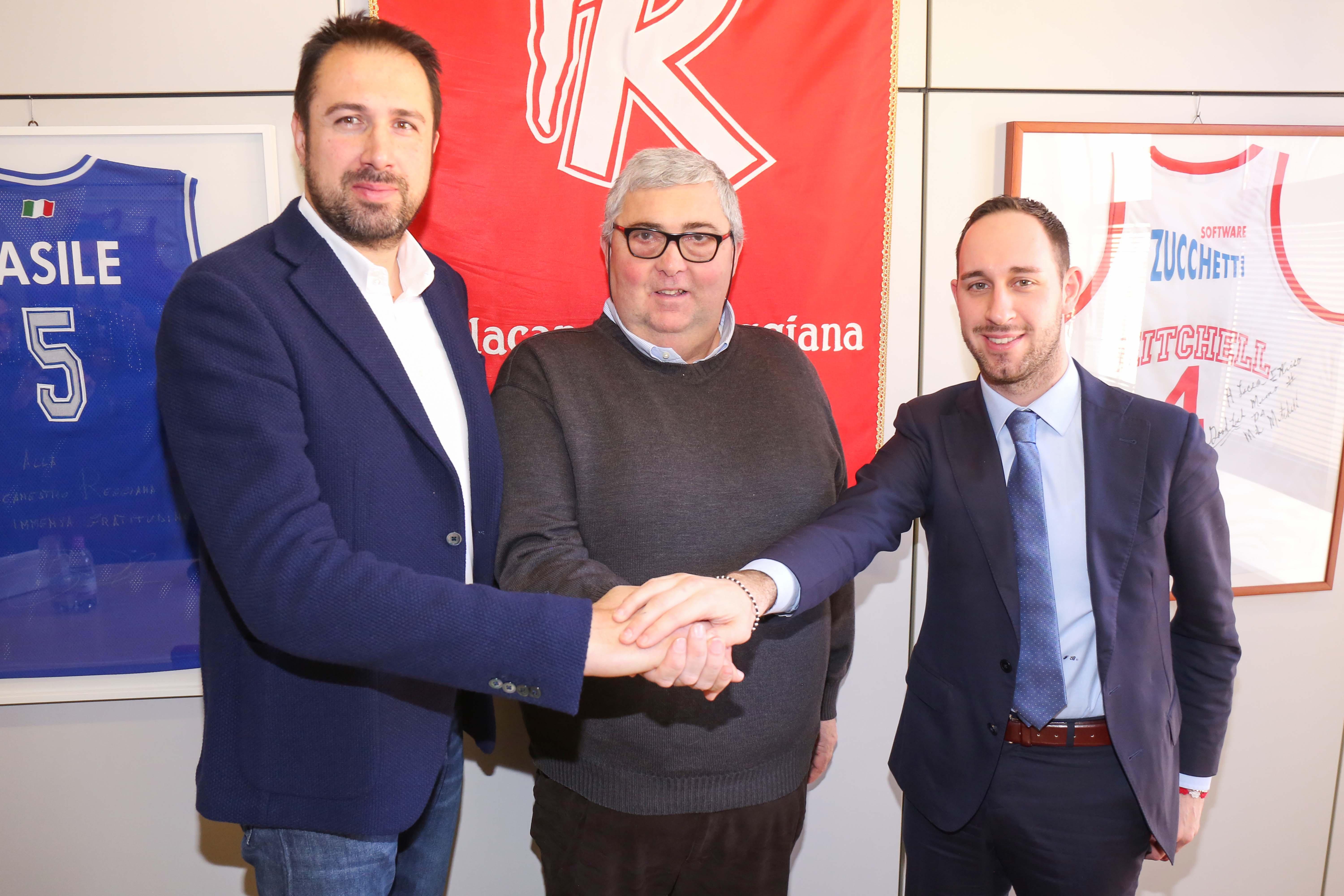 Il nuovo allenatore biancorosso Stefano Pillastrini fra il ds Alessandro Frosini e il dg Filippo Barozzi
