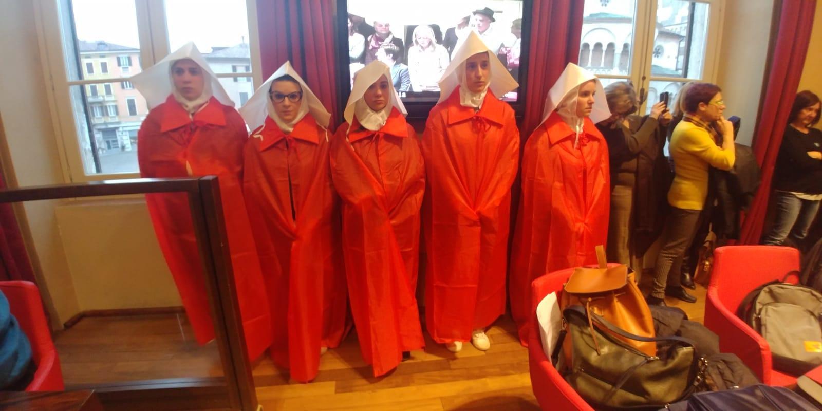 Modena, ancelle di rosso vestite per difendere la legge sull'aborto