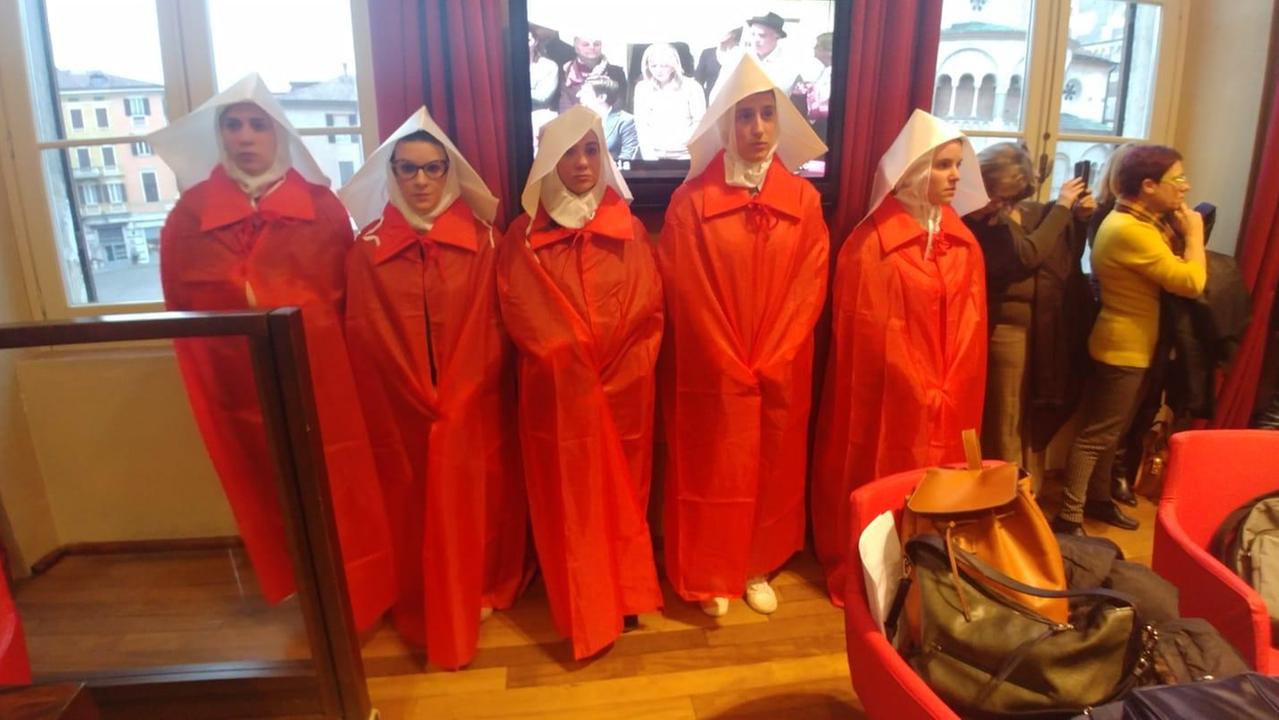 Modena, ancelle di rosso vestite per difendere la legge sull'aborto