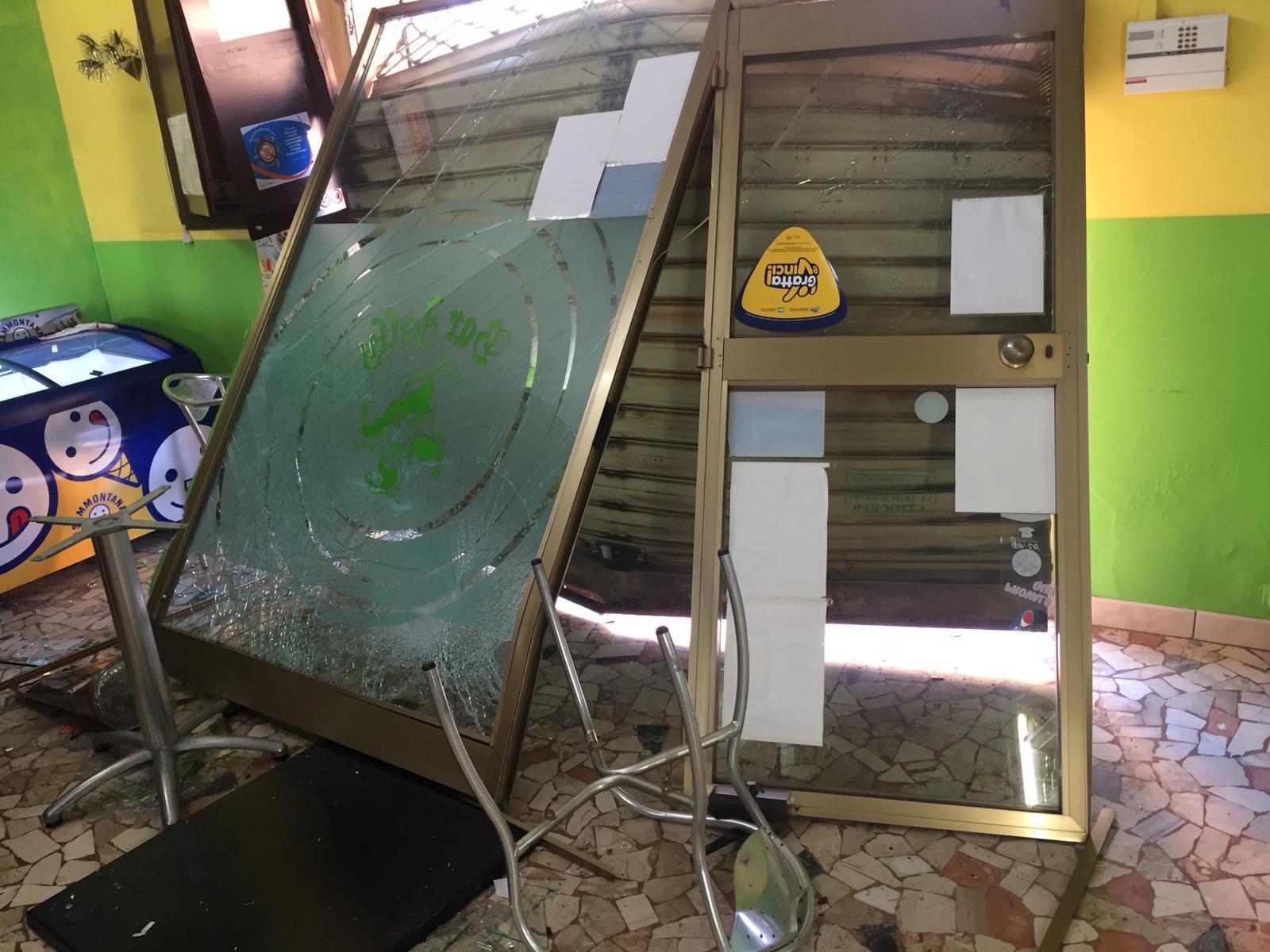 Auto come ariete contro il bar per rubare il cambiamonete