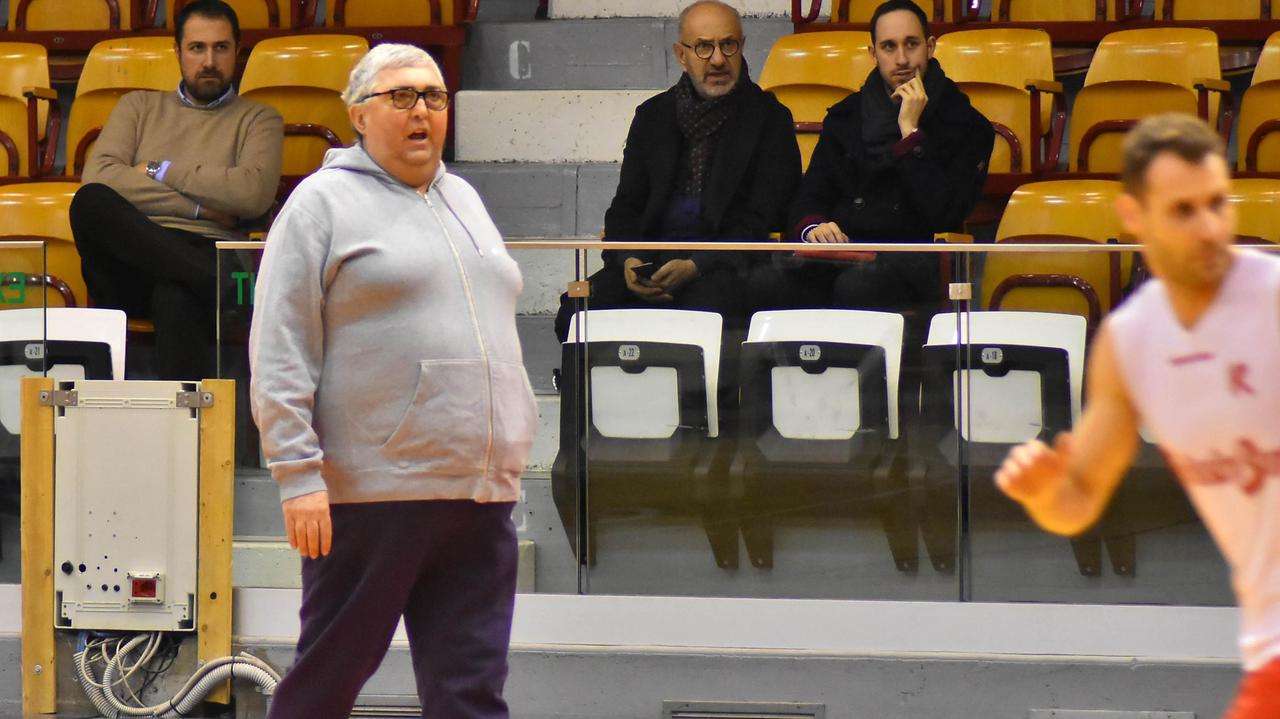 L'allenatore biancorosso Stefano Pillastrini conduce l'allenamento al pala Bigi