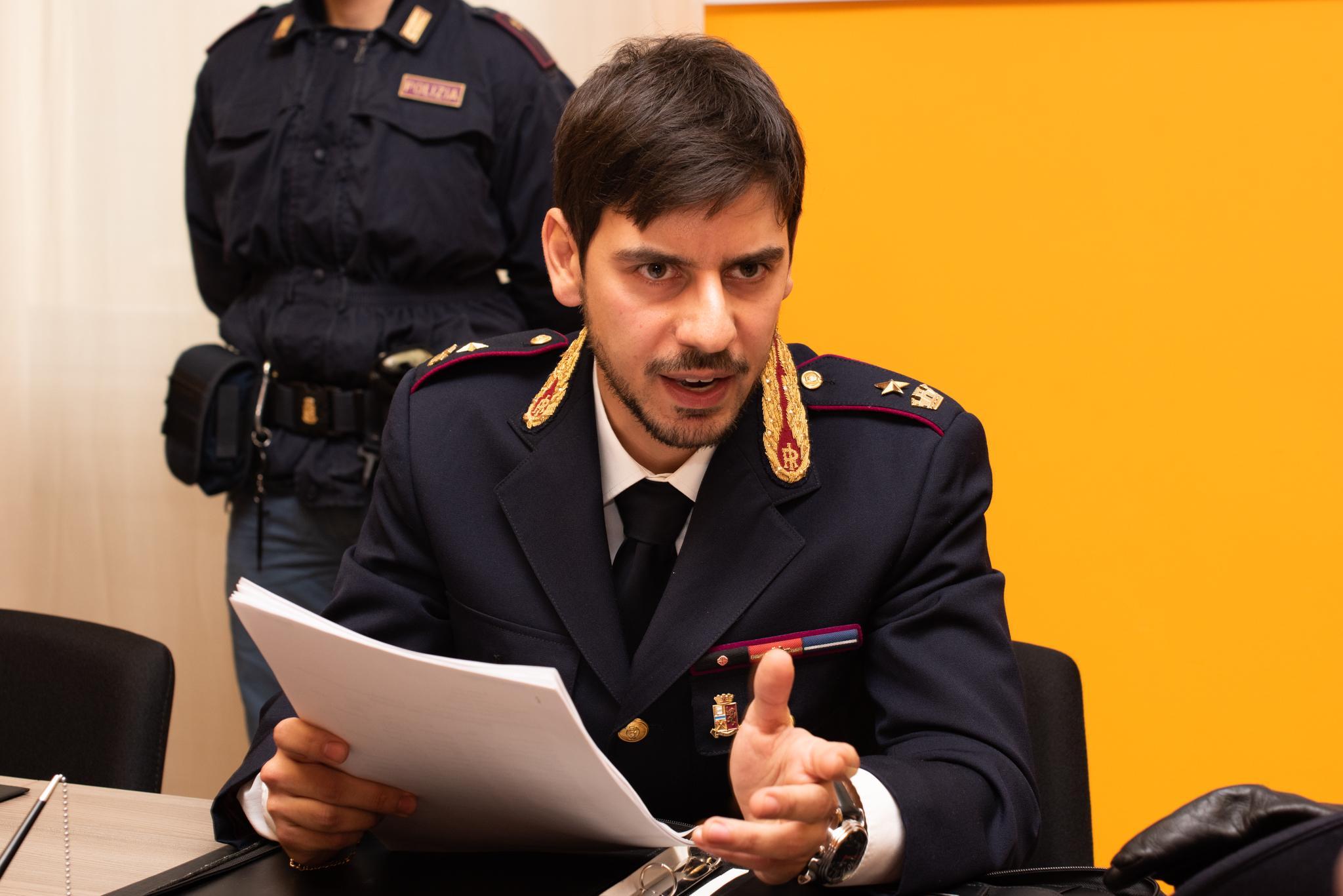 Basile, capo delle Volanti a Reggio Emilia, fuori servizio blocca un ubriaco violento 
