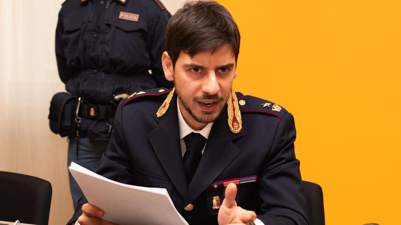 Basile, capo delle Volanti a Reggio Emilia, fuori servizio blocca un ubriaco violento