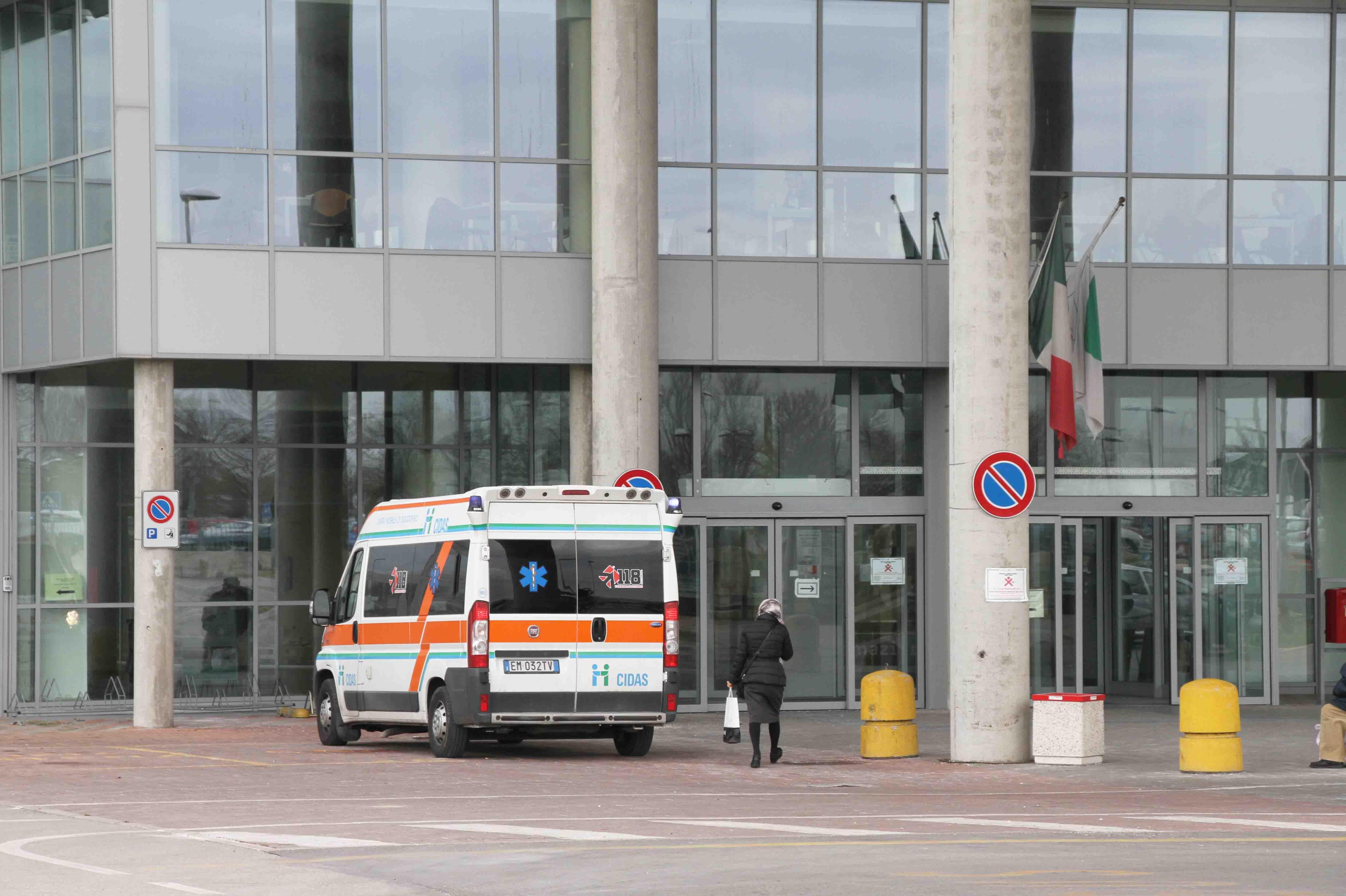 Un'ambulanza davanti all'ingresso dell'ospedale Sant'Anna