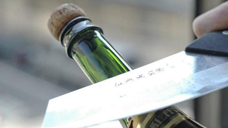 Pavullo, apre champagne con "sciabolata": operata la ragazza ferita