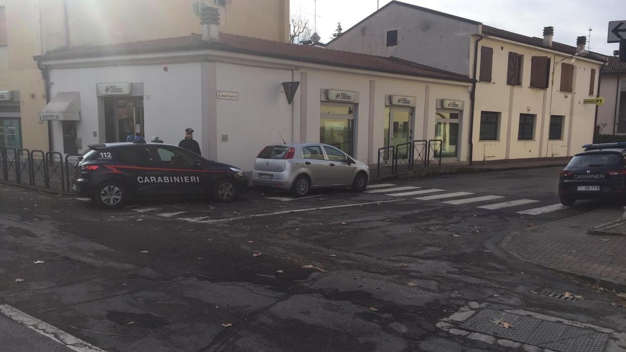 Bastiglia, rapina banca e fugge a piedi