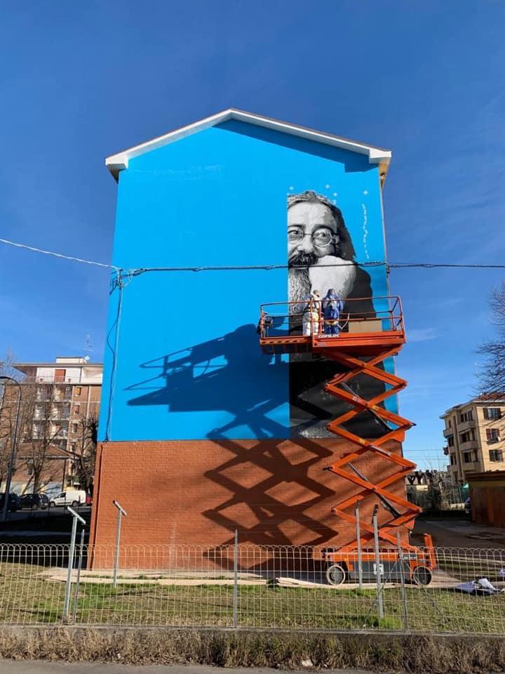 Il murale per Augusto Daolio che l'artista padonavo Alessio B. sta realizzando in via Manzoni a Novellara