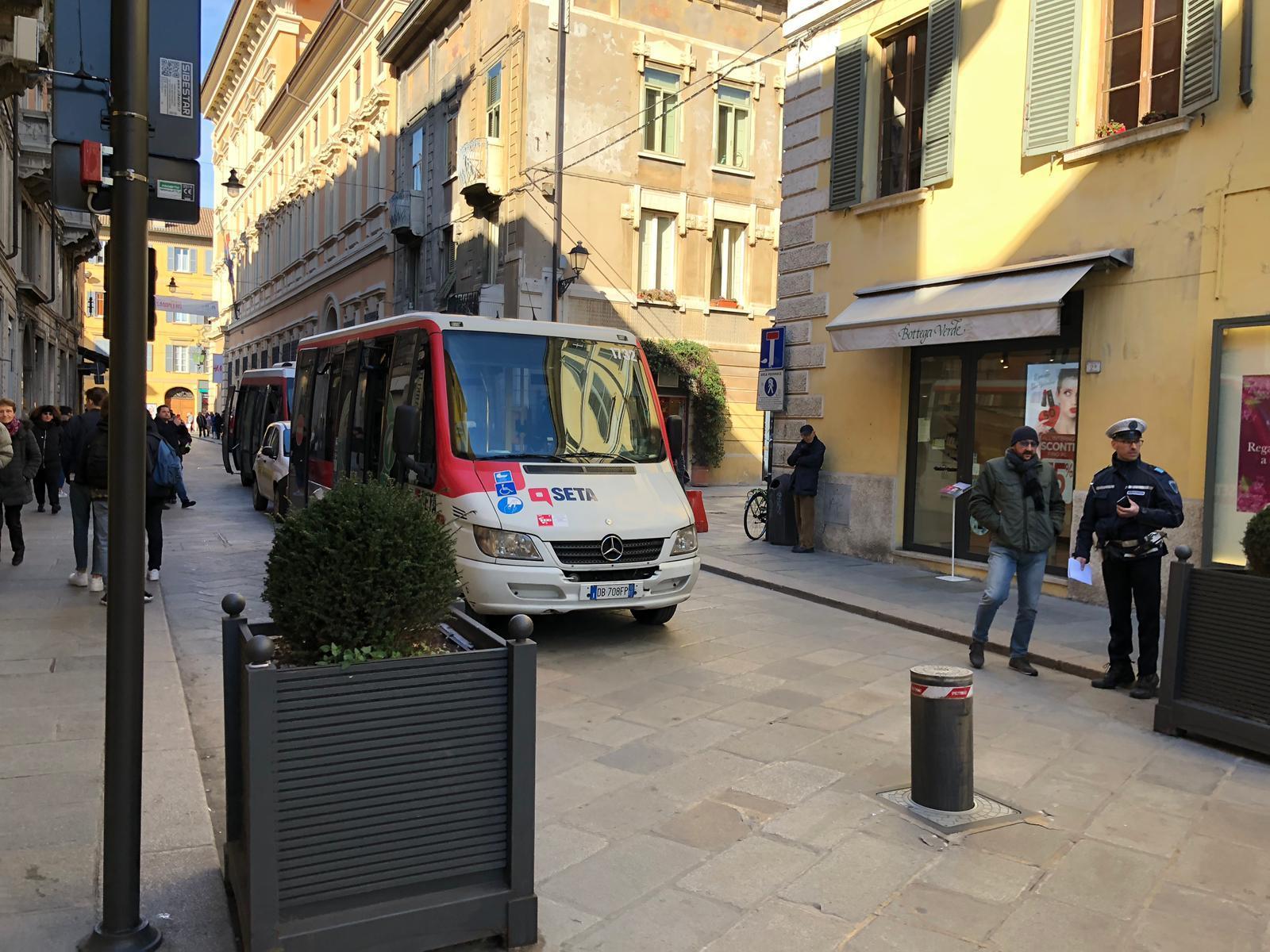 Reggio Emilia, l'auto urta il pilomat: traffico paralizzato