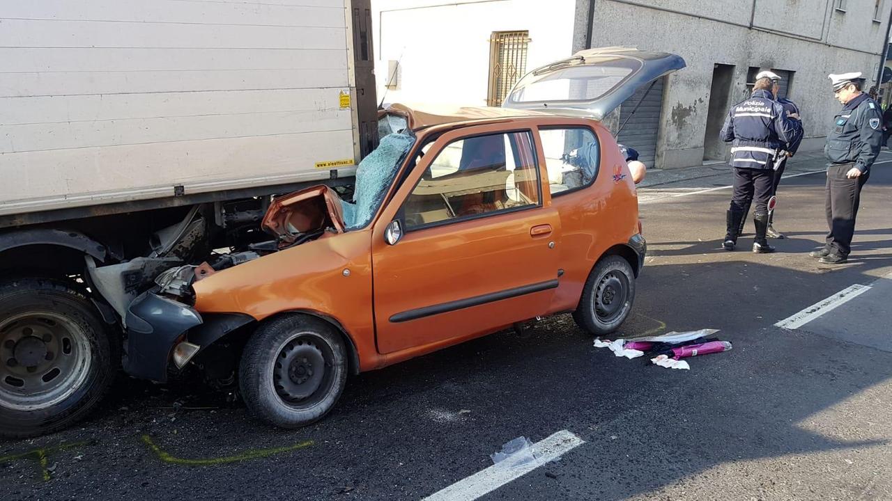 Castelnuovo, auto sotto un camion: donna ferita