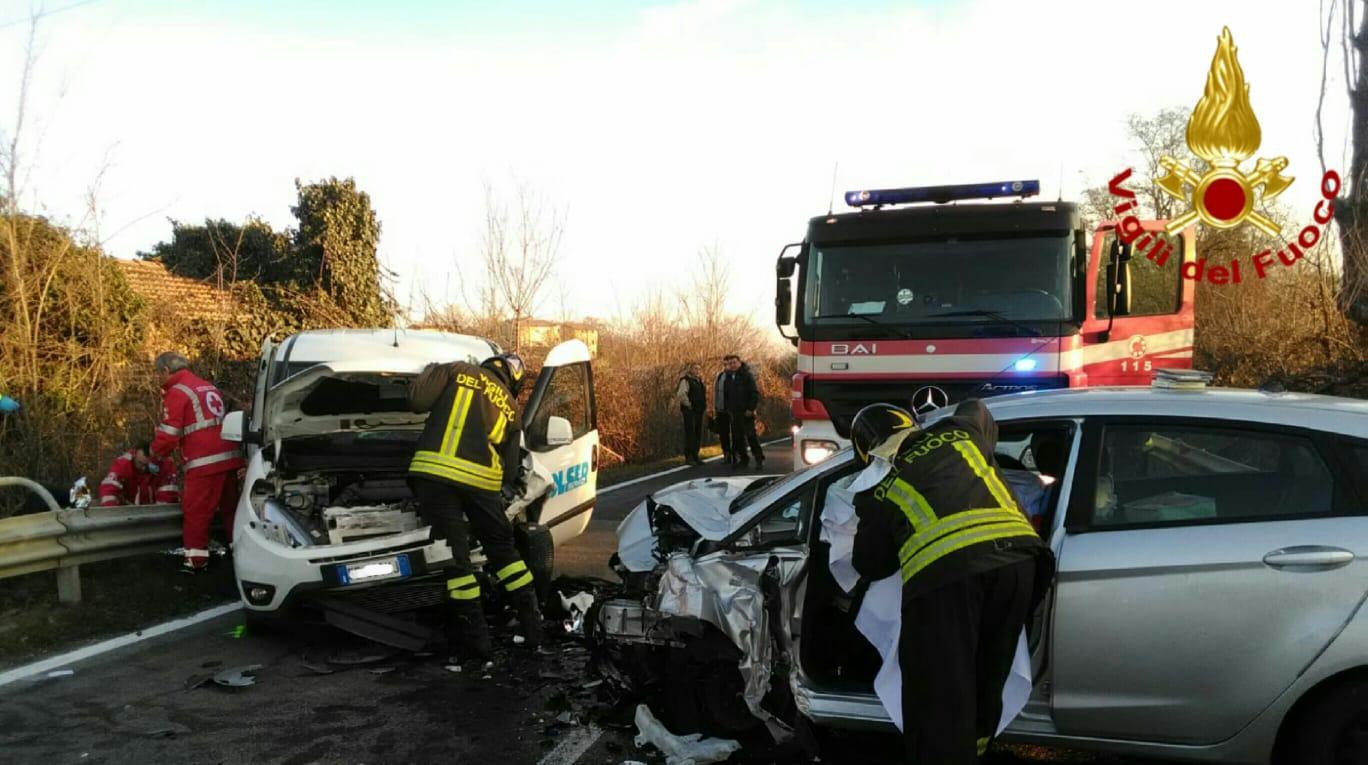 Lo scontro frontale in via delle Scuole a Pratissolo di Scandiano